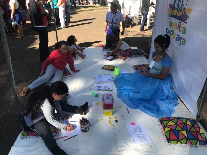 FAMÍLIA NA PRAÇA REÚNE CENTENAS DE PESSOAS.